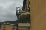 Progetto Case, crollano altri balconi